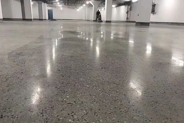 金剛砂地坪和環(huán)氧地坪哪個(gè)好?有什么區(qū)別?