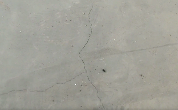 金剛砂地坪裂縫.png