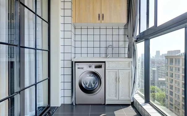 陽(yáng)臺(tái)墻面貼瓷磚好還是刷乳膠漆好?