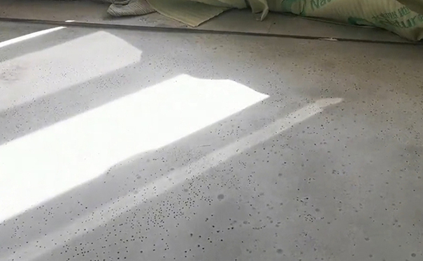 水泥自流平需要灑水養(yǎng)護嗎?